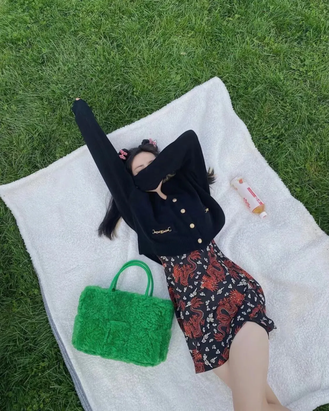 Parrot green 🦜BV arco tote’s fluffy style, it’s here, it’s here, it’s here with the fluff~ You’ll know how cute it is when you see the real thing! The soft and fluffy feel is really great. Rua, this year’s furry style, I stand on bv! ! Whether it is a jodie cloud bag or a tote, not all curly teddy fur can be used to make goods. The curl size of the fur directly affects the similarity of the entire bag. Material: full fur and lambskin ➕ lambskin lining is much more expensive than full leather! Again, if there is no ZP and no development, of course you have to be willing to spend money~36*24*12